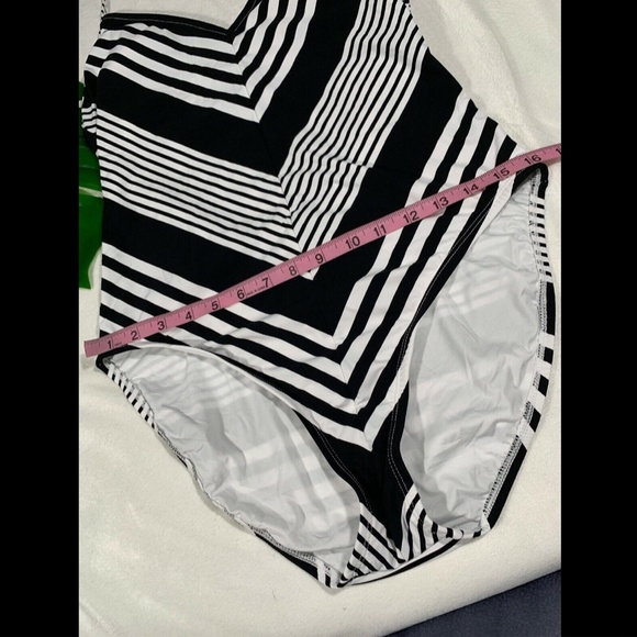 NEW La Blanca Fine Line Halter One-Piece Swimsuit‎ - Picture 4 of 8